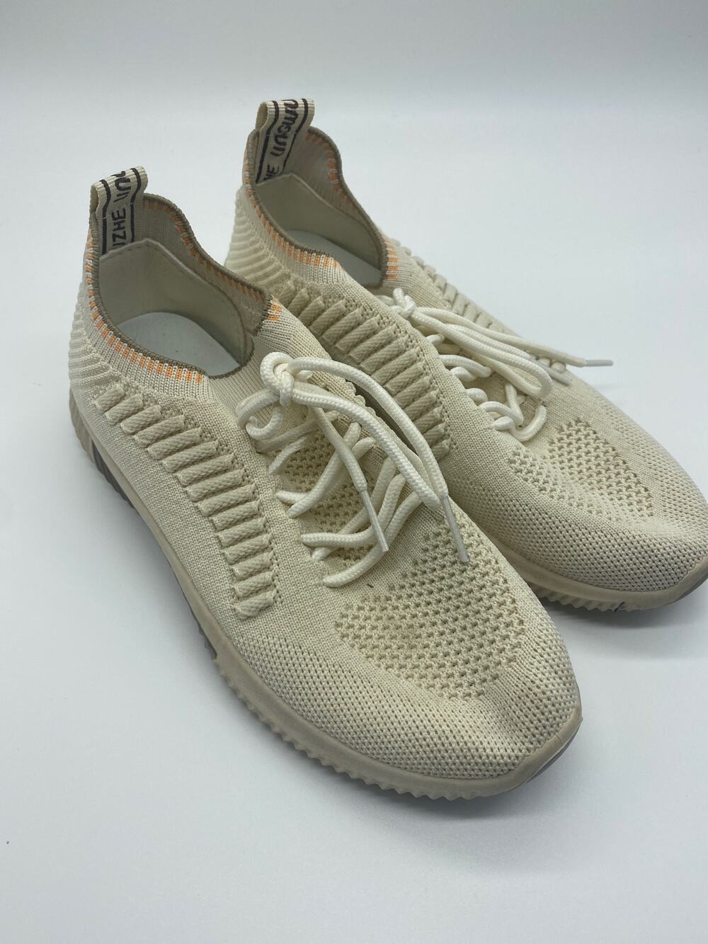 Women’s Sz 37 tennis shoes